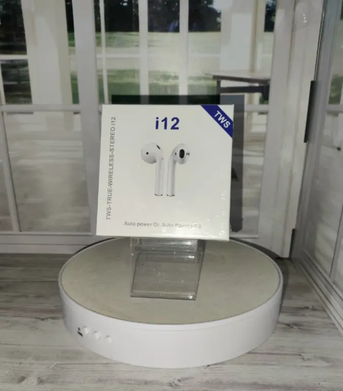 Наушники новинка TWS i12 новинка белые