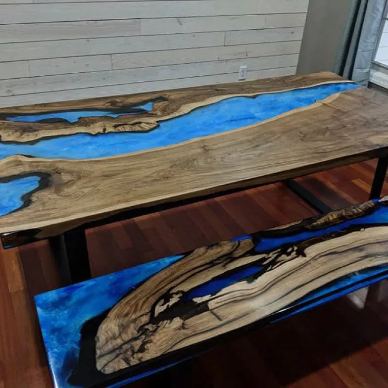 Стол со скамейкой с добавлением эпоксидной смолы.