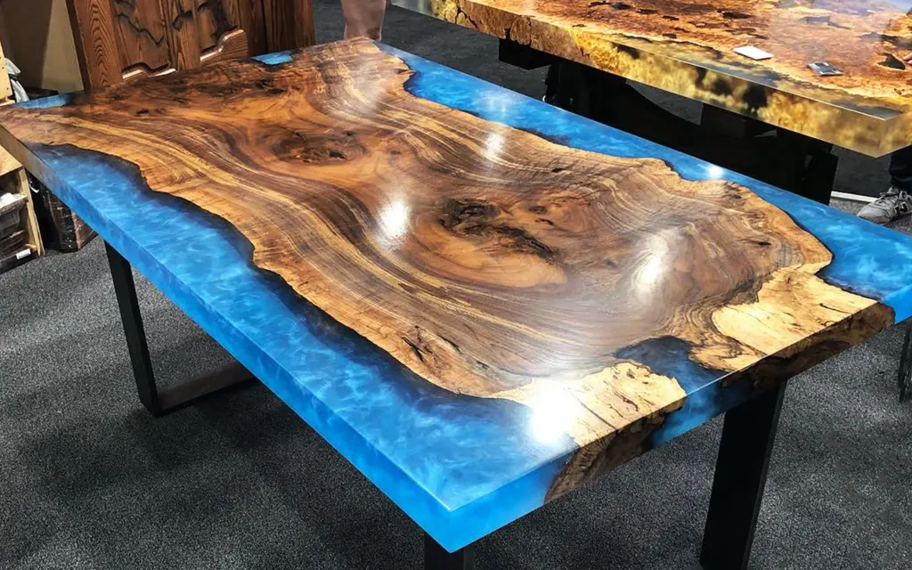 Столешница с добавлением эпоксидной смолы.